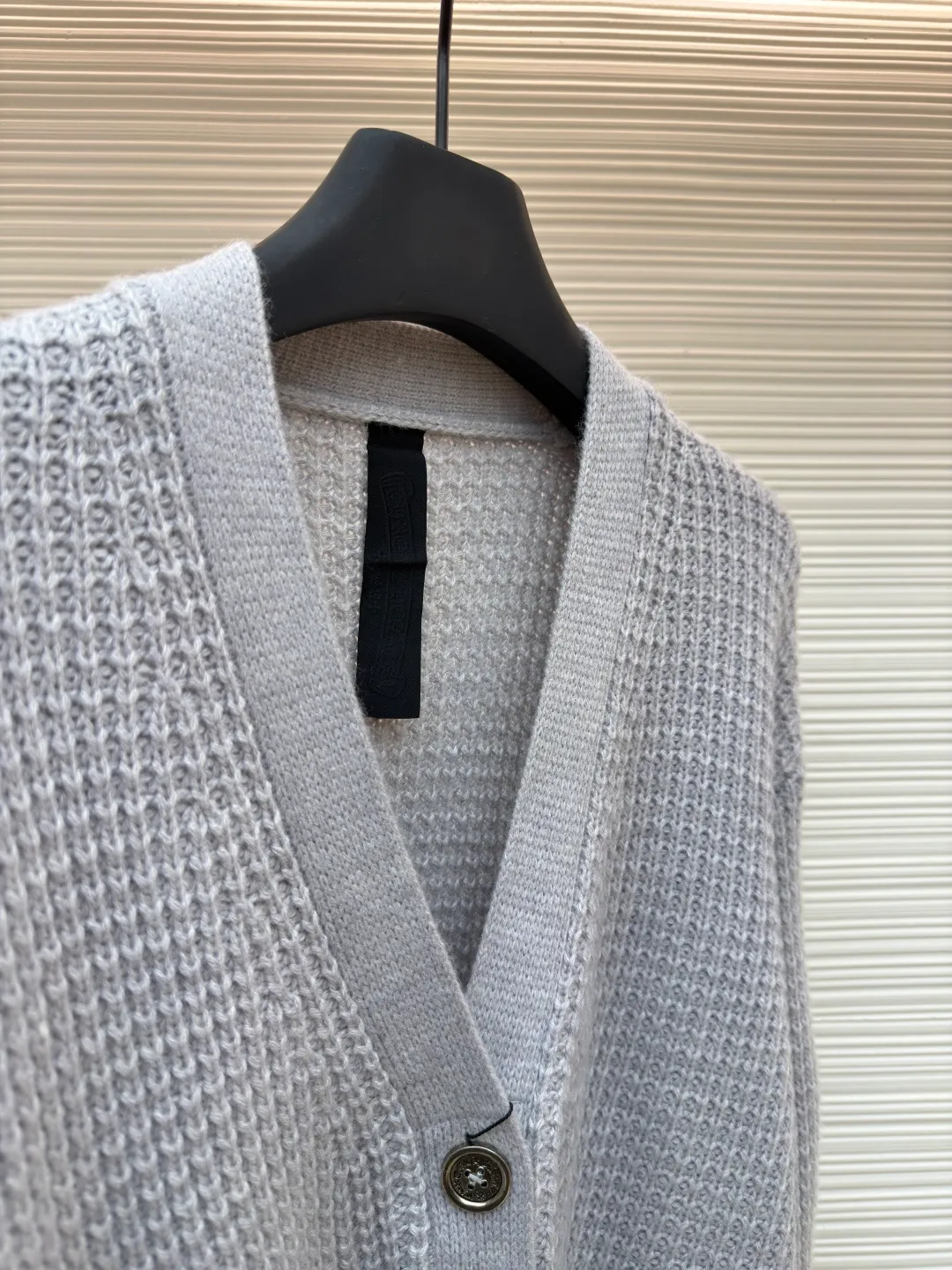 Chrome Hearts waffle cashmere cardigan ●Item number: 1682053-B85 ●Fabric: cashmere fabric ●Technology: hand-sealed label making ●Color: gray ●Version: loose fit ●Weight: about 735 grams ●Size: S-M-L ●Description: Purchased from the original button counter for 52,000. The custom-spun yarn is made of 55% cashmere + 20% wool + 20% special nylon + 5% anti-pilling acrylic blended material. Customized placket and lining placket protein leather. Customized double-layer cross leather label. Customized mold opening accessories silver ornaments. With air cooler shaping + pure hand sealing label. Sewing buttons. Same style for men and women. The workmanship details are very good. The overall wiring is straight and delicate, the fabric is comfortable and soft, and the color is consistent without color difference. It can be matched with the same style to create a fashionable look and control various occasions. Customized accessories, complete with three standards, same style for men and women!